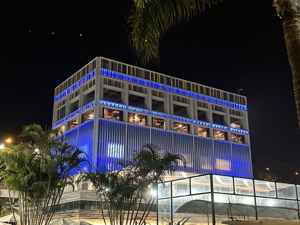 la fachada interactiva Regatas Lima, iluminada por Luminicos