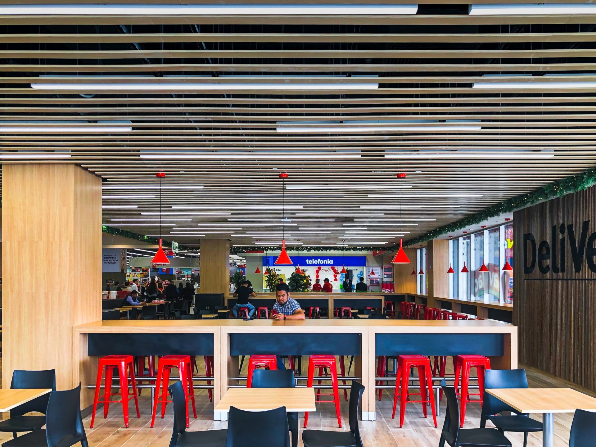 Food court del Plaza Vea Puruchuco con luminarias a medida de Luminicos.