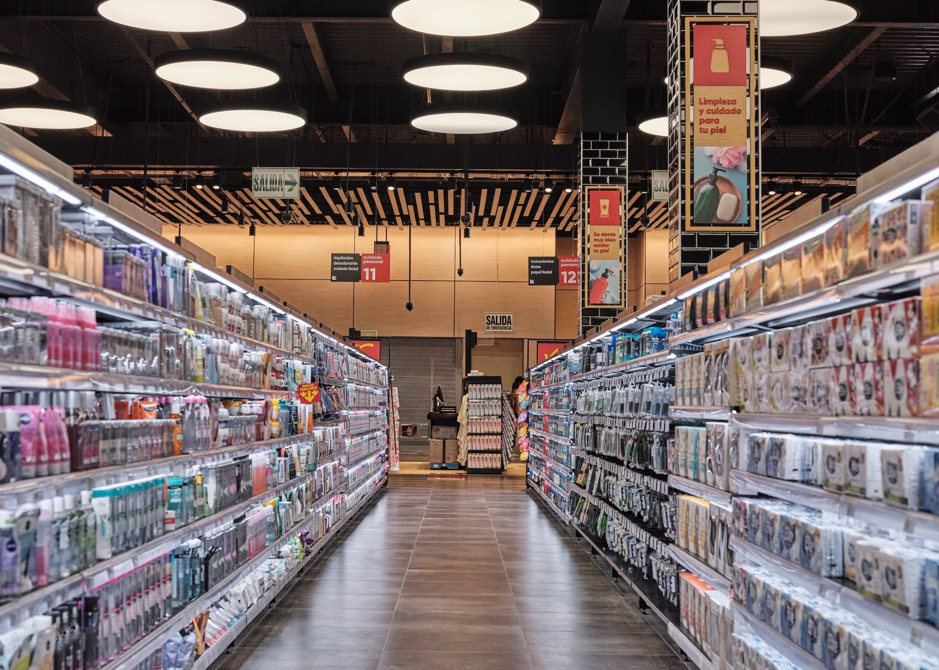 Un pasillo del supermercado Plaza Vea Miraflores iluminado por Luminicos.